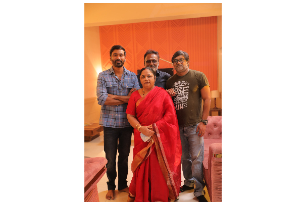 விவாகரத்துக்கு பின் குடும்பத்துடன் நடிகர் தனுஷ்.. புகைப்படத்தில் இடம்பெறாத பிள்ளைகள் | Dhanush With His Family Without Childrens