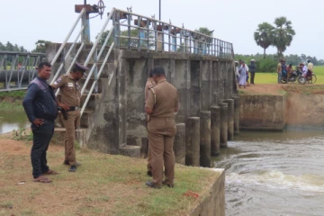 தமிழர் பகுதியில் காயங்களுடன் ஆற்றில் மிதந்த குடும்பஸ்தர்