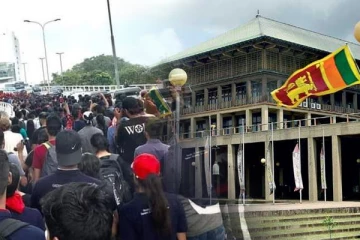 நாடாளுமன்றத்திற்கு அருகில் மோசமடையும் நிலைமை! ஜேசிபி இயந்திரத்துடன் வந்த போராட்டக்காரர்கள் - சரமாரியாக தாக்குதல் (video)