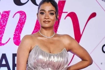 வாய்ப்பில்லாமல் பாம்பே போனதும் அசிங்கப்படுத்திய பெண்!! பிரபல நடிகர் நடிகை காயத்ரி கொடுத்த ஷாக்..