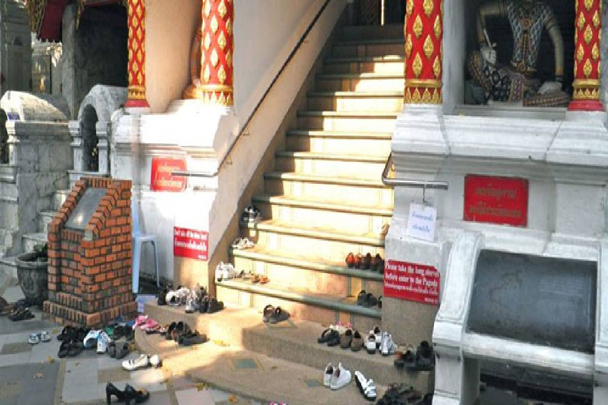 கோயில் வாசலில் காலணிகளை கழற்றுவது ஏன்? இதில் இவ்வளவு ரகசியம் இருக்கா! | Why We Remove Footwear Before Entering A Temples