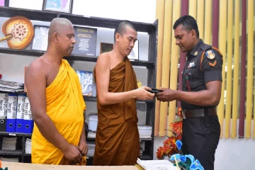 பேருந்தில் தவற விடப்பட்ட மியான்மார் பிக்குவின் பணம் மற்று ஆவணங்கள் ; இராணுவ வீரரின் செயல்