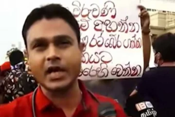 සිංහල ඉංග්රීසි භාෂා දෙකෙන්ම ගෝල්ෆේස් පිටියේ දී හැගීම්බරව දුක කීව දොස්තර මහත්තයාගේ සංවේදී කතාව.. (VIDEO)