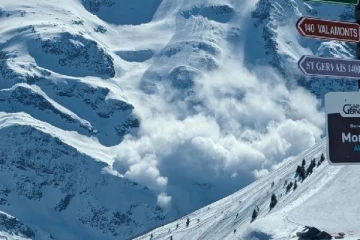 பிரான்சில் மரண பீதியை ஏற்படுத்திய பனிச்சரிவு... பலர் உயிருடன் அடித்துச் செல்லப்பட்ட கொடூரம்