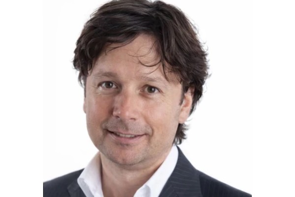 பேஷன் சாம்ராஜ்யத்தை கட்டியெழுப்பிய பிரித்தானிய தொழிலதிபர்: 17 வது மாடியில் இருந்து விழுந்து உயிரிழப்பு | Uk Businessman Died Who Build Asos Fashion Empire