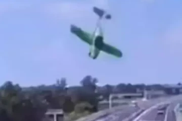 நடு வீதியில் விழுந்து நொறுங்கிய விமானம் ; தீயில் சிக்கி எரிந்த வாகனங்கள்