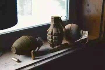 வீடு முழுக்க கையெறி குண்டுகளால் அலங்கரித்த பிரித்தானியர்! பரபரப்பை ஏற்படுத்திய சம்பவம்