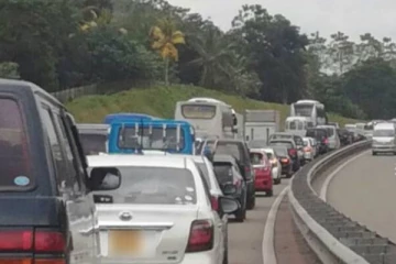 தெற்கு அதிவேக சாலையில் தீப்பிடித்து எரிந்த வாகனம்!