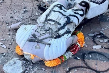 நியூயார்க்கில் உள்ள மகாத்மா காந்தி சிலை மர்ம நபர்களால் நேர்ந்த நிலை!