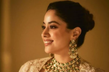 தகதகவென மின்னும் ஸ்ரீதேவி மகள் ஜான்விகபூர்.. கண்கவரும் ஸ்டில்ஸ்!