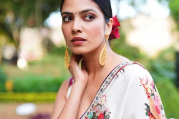 மாளவிகா மோகனன் சேலையில் அழகிய போட்டோஷூட்