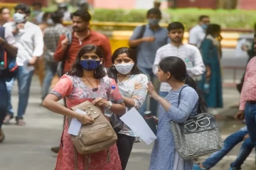 மாணவிகளின் உள்ளாடைகளை கழற்றிய   ஐவர் கைது!