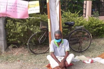 யாழில் சவப் பெட்டியுடன்  உணவு தவிர்ப்பு போராட்டத்தில்  குதித்த  காவலாளி!