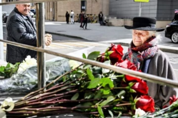 மறைந்த  ராணிக்கு  உலகெங்கும் மக்கள் மரியாதை (Photos)