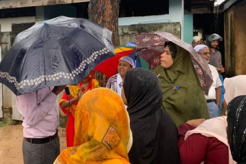 பாடசாலை அதிபரை இடம்மாற்றாதே : கொட்டும் மழையில் வீதிக்கு இறங்கி போராடிய மக்கள்