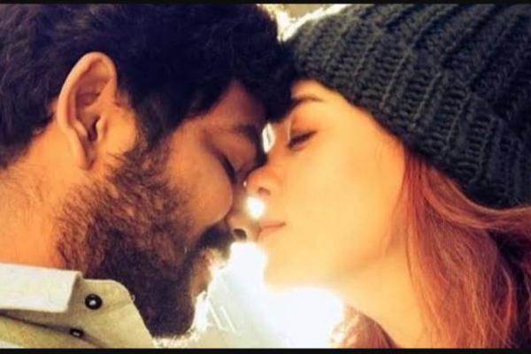 நயன்தாராவுக்கு முத்தம் கொடுத்த புகைப்படத்தை வெளியிட்ட விக்னேஷ் சிவன் ! ரசிகர்கள் உற்சாகம்! | Actress Nayanthara Vigensh Sivan Photo Viral