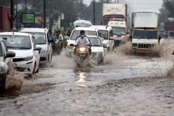 தமிழகத்தில் அடுத்த 3 மணிநேரத்தில் வெளுத்து வாங்கப்போகும் கனமழை - வானிலை ஆய்வு மையம் எச்சரிக்கை