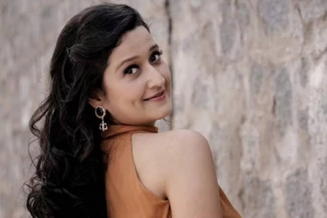 உச்சக்கட்ட மகிழ்ச்சியில் லைலா வெளியிட்ட புகைப்படம்! மல்லிகை பூ கொடுத்தது யார்னு தெரியுமா?