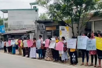 தனமல்வில பாடசாலை மாணவிக்கு நீதிகோரி போராட்டம்