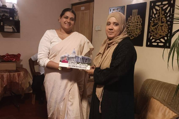 வரவு செலவு திட்டத்திற்கு ஆதரவு ; எதிர்கட்சி உறுப்பினருக்கு வீடு தேடிச் சென்று கொழும்பு மேயர் செய்த செயல் | Colombo Mayor S Meet Opposition Member