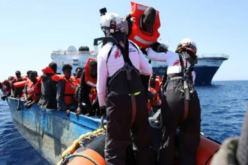 இத்தாலிக்கு துனிசியா வழியாக செல்ல முயன்ற படகில் 70 அகதிகள் உயிரிழப்பு!