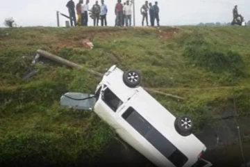 வீதியில் இருந்து விலகி ஆற்றில் பாய்ந்த வேன் ; மயிரிழையில் உயிர்தப்பிய யுவதிகள்!