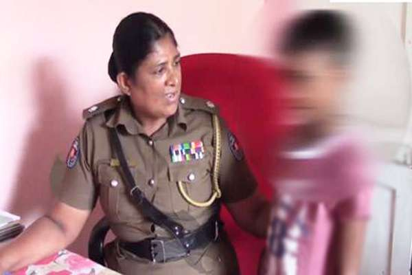 தாயா இல்லை பேயா? ஓட்டோ சாரதியை ஏமாற்றி குழந்தைகளை தவிக்கவிட்டுச்சென்ற பெண் | A Mother Who Cheated Children In The Lurch