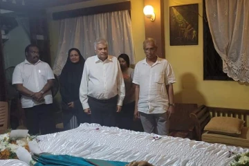 சுமந்திரனின் தாயாருக்கு அஞ்சலி செலுத்திய ரணில்