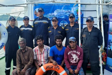 ஆழ்கடலில் 2 மாதங்கள் தவித்த இலங்கை கடற்தொழிலாளர்கள் இந்தியக் கடற்படையினரால் மீட்பு