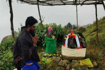 ஆன்மீகத்தை தேடிச் செல்லும் பிரபல இயக்குநர் - வைரலாகும் புகைப்படங்கள்