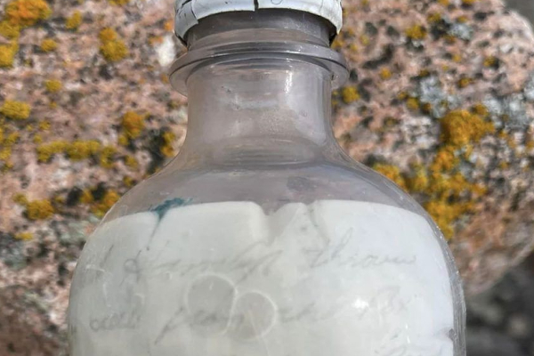 34 வருஷமா கடலில் மிதந்த பாட்டில்; பாதுகாக்கப்பட்ட கடிதம் - சுவாரஸ்ய நிகழ்வு! | Bottle With Hidden Message 1989 Recover In Canada