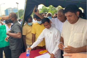 பயங்கரவாத தடைச் சட்டம் பொருந்தாது! கூட்டமைப்பின் கையெழுத்துப் போராட்ட களத்திற்குச் சென்ற எதிர்க்கட்சி தலைவர்