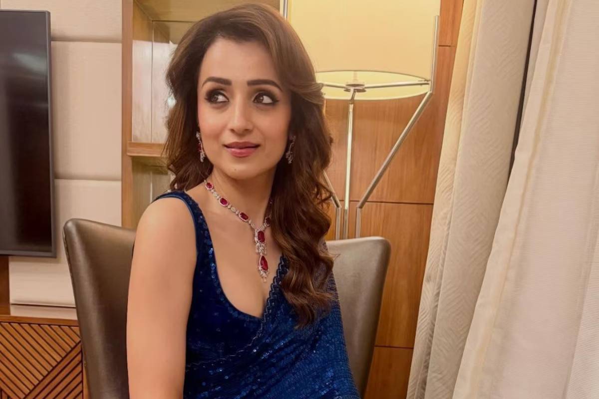 விமானப் பயணத்தில் ஷீட் மாஸ்க் பயன்படுத்தலாமா? திரிஷாவின் வைரல் செல்ஃபிக்கு மருத்துவர் விளக்கம் | Trisha Krishnan Uses Shett Masks On Flight Benefis