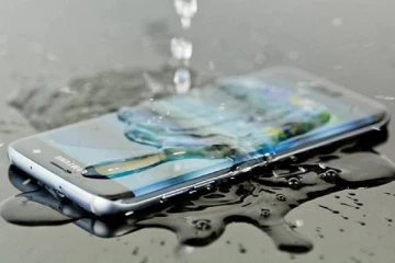 Smartphone தண்ணீரில் விழுந்துவிட்டால் என்ன செய்ய வேண்டும்? இதை மட்டும் செஞ்சிடாதீங்க