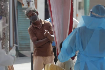 எந்த தடுப்பூசியையேனும் செலுத்திக் கொண்டு உயிர்களை காத்துக்கொள்ளுங்கள் - சுகாதார அமைச்சு