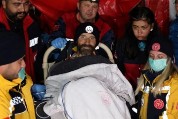 ஒன்பது நாள்களாக குகைக்குள் சிக்கிய அமெரிக்கர்