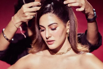 நடிகை அமைரா தஸ்தூர் உச்சகட்ட கவர்ச்சி போஸ்