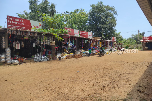 புதுக்குடியிருப்பு சந்தை வியாபாரிகளை பாதிப்பிற்குள்ளாக்கும் நடைபாதை வியாபாரிகள் (photos) | Complaint By Puthukkudiyiruppu Shopping Traders