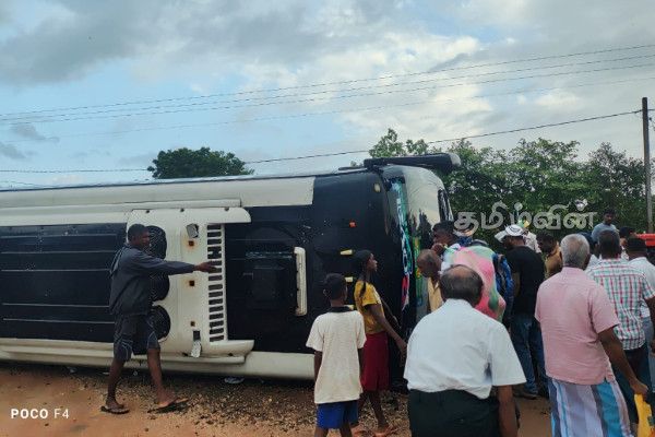 திருகோணமலை நோக்கி சென்ற சொகுசு பேருந்து விபத்து! | Akkaraipattu Trincomalee Luxury Bus Accident