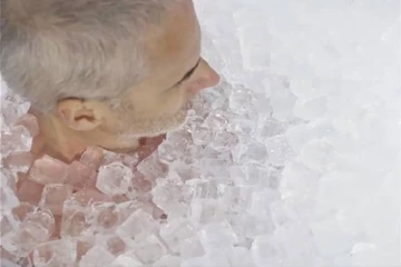 3 மணி நேரம் பனிக்கட்டிகளுக்குள் இருந்து சாதனை