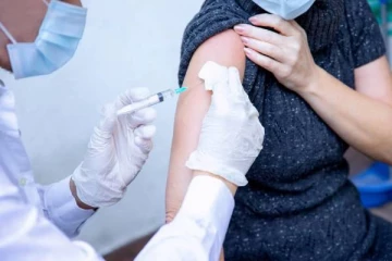 வெளிநாடொன்றில் பைசர் தடுப்பூசி போட்டுக்கொண்ட பெண்ணுக்கு நேர்ந்த சோகம்!