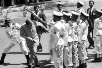 கொழும்பில் ராஜீவ் காந்தியின் இடது தோளில் துப்பாக்கிகட்டையால் விழுந்த அடி! இந்தியாவிற்கு ஏற்பட்ட படுதோல்வி