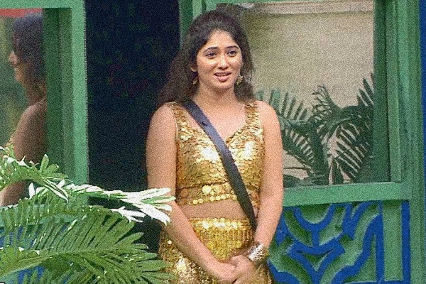 பிக்பாஸ் நிகழ்ச்சியில் இருந்து முதல் ஆளாக வெளியேறும் நபர் - அதிர்ச்சியில் பார்வையாளர்கள் | Julie Be Eliminated This Week From Bigg Boss Ulti