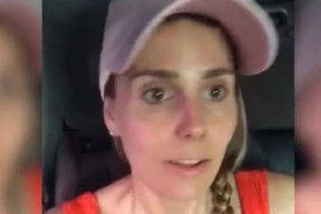 ශ්‍රී ලංකාවේ සංචාරය කළ ජර්මන් කතට ත්‍රිරෝද රථ රියදුරන් පිරිසක් සිදු කළ දේ. (VIDEO)