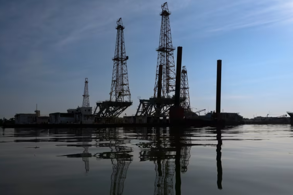 எரிபொருள் விலையில் திடீர் மாற்றம்.. சர்வதேச அளவில் ஏற்பட்டுள்ள குழப்பம் | Oil Futures Dip Slightly First Trades Us Venezuela