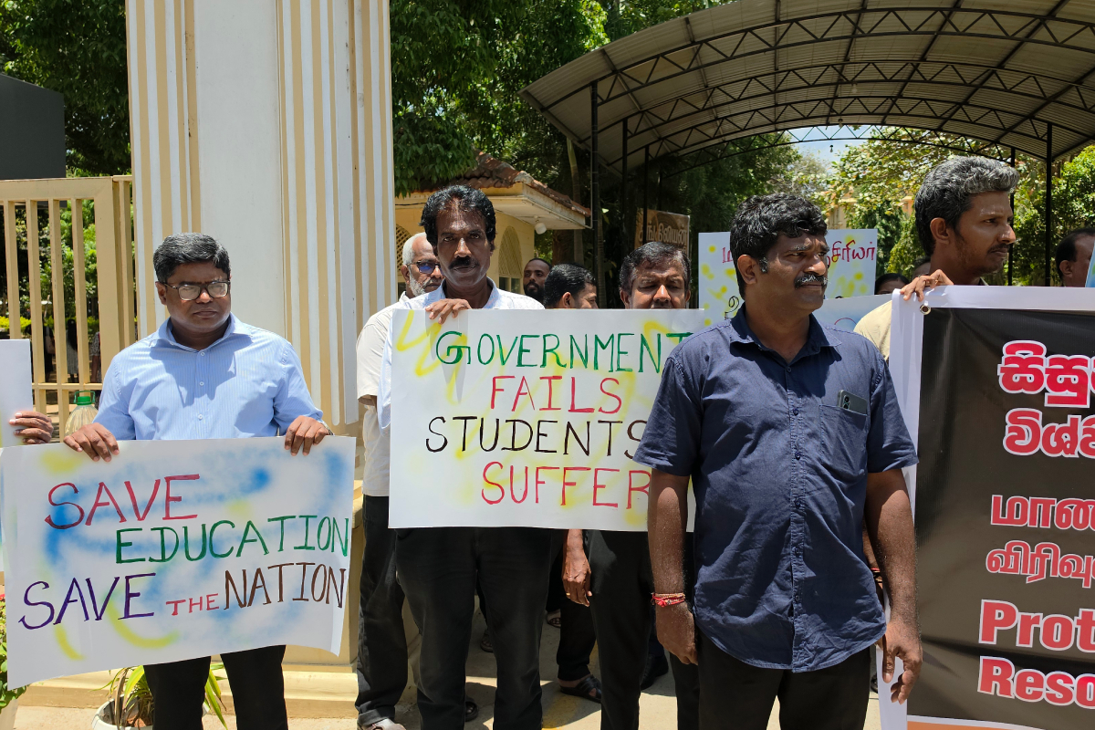 மாணவர்களின் உரிமைகளை உறுதிப்படுத்தக் கோரி யாழ். பல்கலைக்கழக ஆசிரியர்கள் போராட்டம் | Jaffna University Teachers Protest