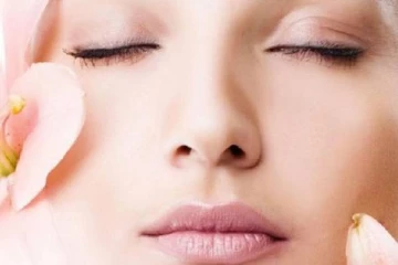 உங்கள் முகம் எப்போதும் இளமையுடன் இருக்க  வேண்டுமா ? இனி  ஃபேஸ் ஸ்க்ரப்... வீட்டிலேயே செய்யலாம்