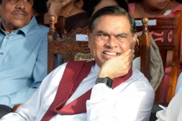 கதிரையிலிருந்து விழுந்து காயமடைந்த பசில் ராஜபக்‌ச !