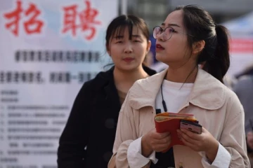 சீனாவில் தனியார் நிறுவனங்கள் பிரசவகால விடுப்பை தவிர்க்க கையாண்ட யுக்தி