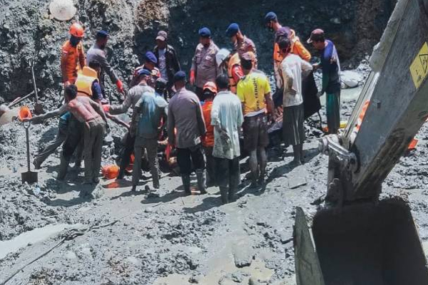 வெளிநாடொன்றில் இடிந்து விழுந்த சுரங்கம்: 15 பேர் பரிதாபமாக உயிரிழப்பு! | Two Killed 8 Injured In Mine Collapse In Myanmar